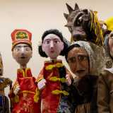 ...ma anche i pupazzi che arrivano dalla Cina che hanno indosso il tradizionale q�p�o